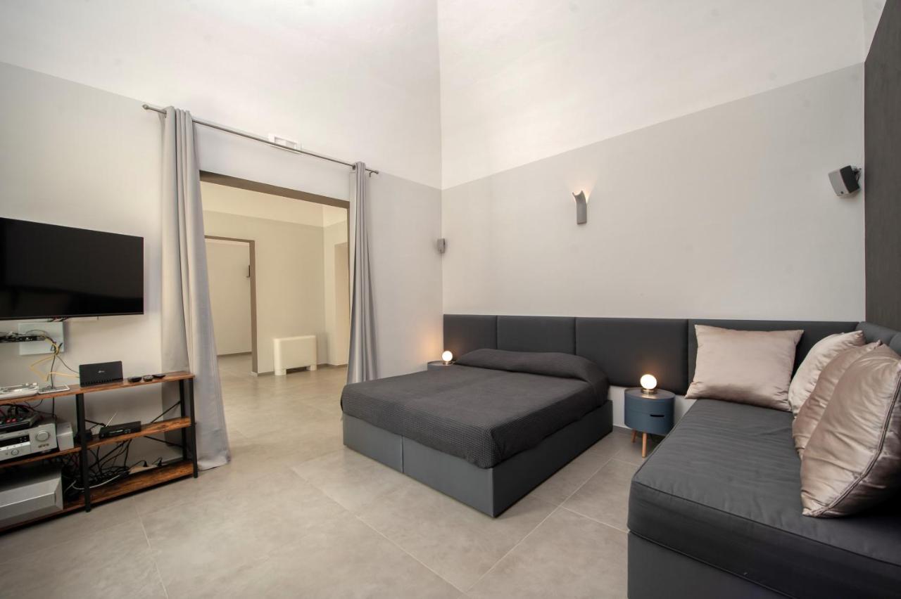 Carlo V - Con Piscina E Giardino Privati Apartment เลชเช ภายนอก รูปภาพ